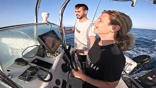 Дети проверяют улов на лодке у Ларнаки