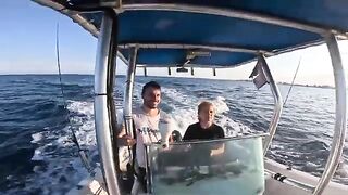 Дети проверяют улов на лодке у Ларнаки
