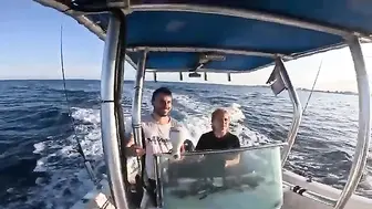 Дети проверяют улов на лодке у Ларнаки