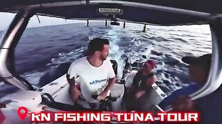 У кормы дожали тунца у Ларнаки