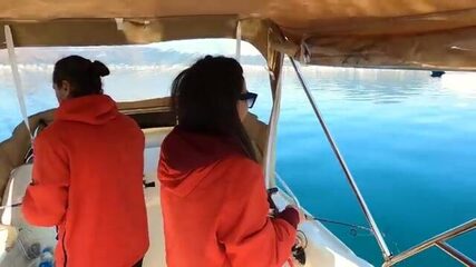 Улов чистят прямо в лодке у Мармариса