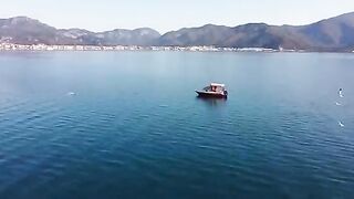 Улов чистят прямо в лодке у Мармариса