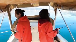 Улов чистят прямо в лодке у Мармариса