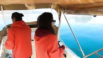Улов чистят прямо в лодке у Мармариса
