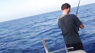 Рыба уже лежит на палубе на выходе у Пафоса