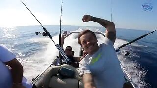 Тунца складывают в надувную лодку у Пафоса
