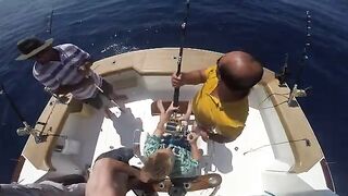 Катер с дорожками вышел на рыбалку у Сиде