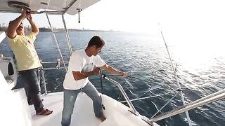 Катер с дорожками вышел на рыбалку у Сиде