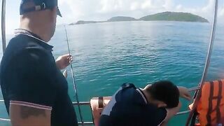 Дугу на удилище держат между Ко-Тао и Чумпхоном