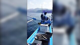 Кругом у Нуса-Пениды рыбу тянут на синюю палубу