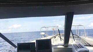 У платформы в Южно-Китайском море крутят снасть до темноты
