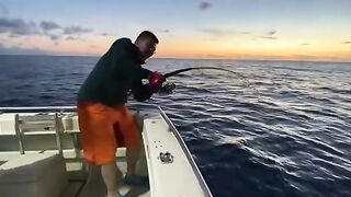 У платформы в Южно-Китайском море крутят снасть до темноты