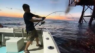 У платформы в Южно-Китайском море крутят снасть до темноты
