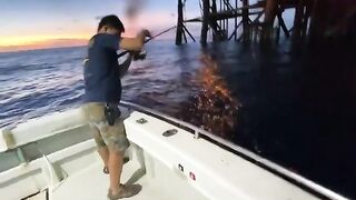 У платформы в Южно-Китайском море крутят снасть до темноты