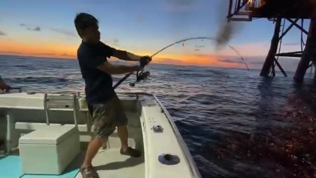 У платформы в Южно-Китайском море крутят снасть до темноты