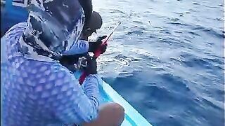 Под Фанрангом на джиге держат тяжёлого амберджека