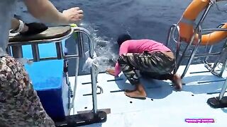 На Раче у Пхукета парусника уже кладут на палубу