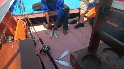 Из Као-Лака уходят на рыбалку на красной лодке