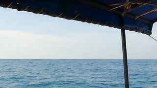 Из Као-Лака уходят на рыбалку на красной лодке