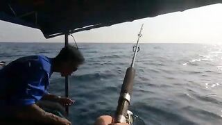 Из Као-Лака уходят на рыбалку на красной лодке
