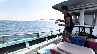 С узкого борта под Као-Лаком рыбу дожимают вдвоем
