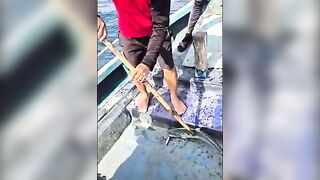 С узкого борта под Као-Лаком рыбу дожимают вдвоем