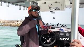 На Халаниятах в Омане кидают с носа катера