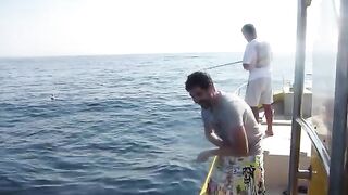 С желтого катера у Салалы рыбу берут рукой