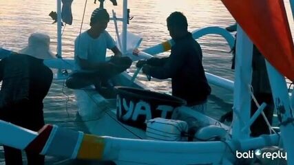 На Бали джукунг сталкивают с пляжа и идут за рыбой