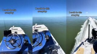 Гид у Янкитауна выводит чартерный катер к заливу