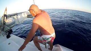 Тунца у Лимасола поднимают на борт у самой кормы