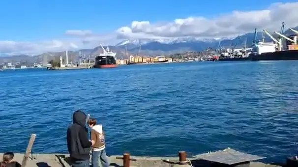 Стенка в батумском порту забита людьми, а рыба у одного