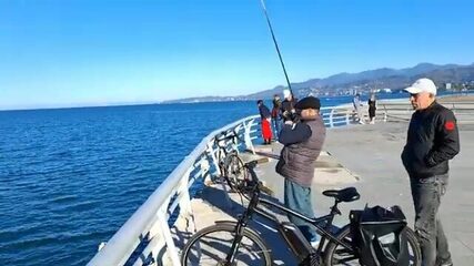 Декабрь, пирс Батуми, одна барабулька и рыба с чужими крючками