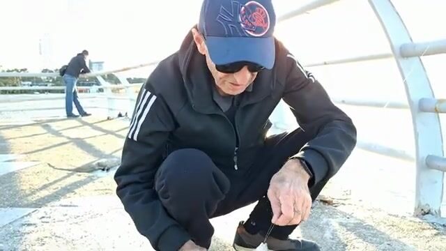 Декабрь, пирс Батуми, одна барабулька и рыба с чужими крючками