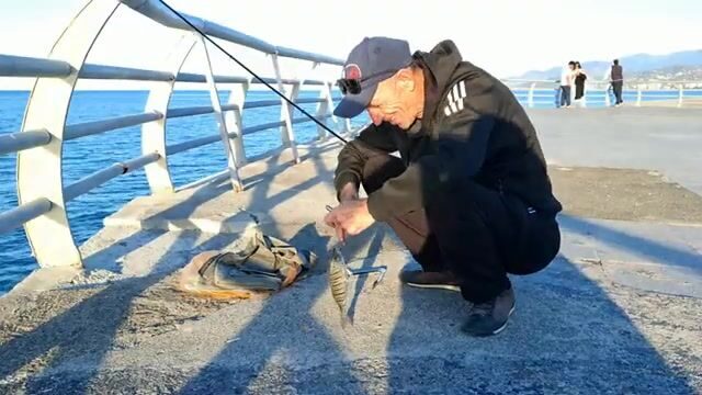 Декабрь, пирс Батуми, одна барабулька и рыба с чужими крючками