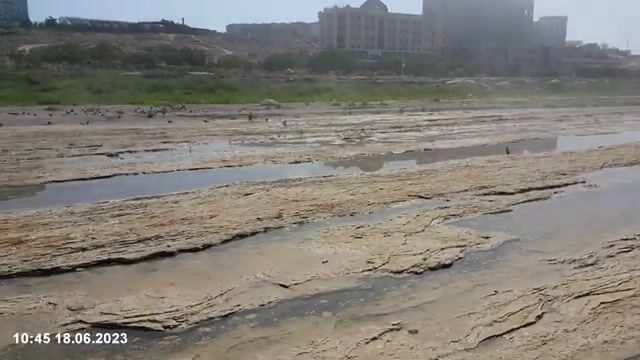 За пятым микрорайоном Актау плиты уходят в Каспий, там стоит кефаль