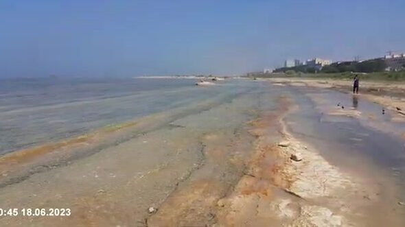 За пятым микрорайоном Актау плиты уходят в Каспий, там стоит кефаль