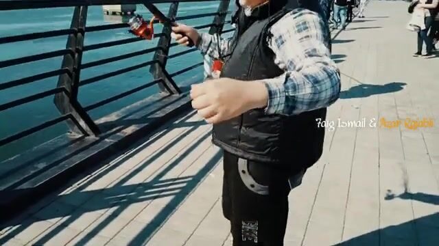 Поплавки на Бакинском бульваре уже стоят, а рыба с ноготок