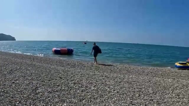 С катера вдоль девятой дачи Пицунды, дельфины держат борт