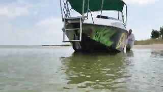 Катер БАЛИ режет азовскую волну у Ейской косы