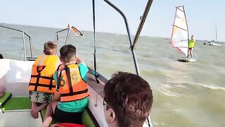 Катер БАЛИ режет азовскую волну у Ейской косы