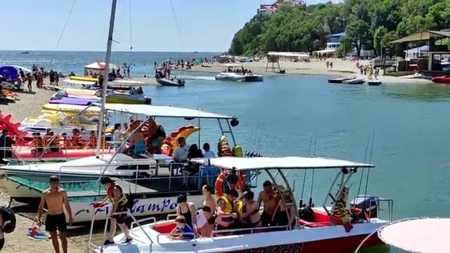 Затемно из порта Архипо-Осиповки: катера уходят по ставриду