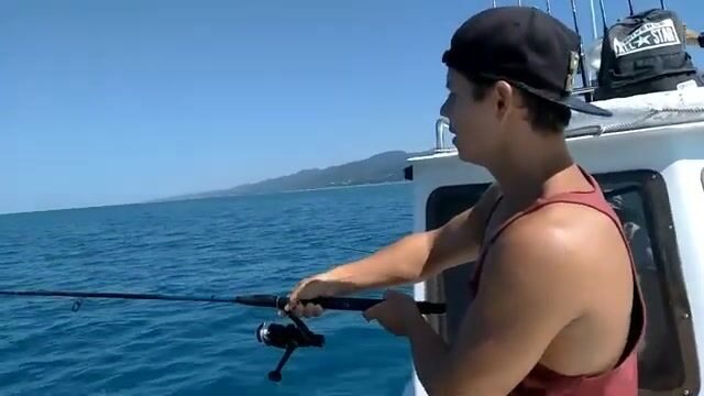 Первый раз в море под Лазаревским - инструктор поставил ритм, и пошла ставрида