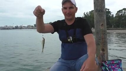 Сухум закрыл море из-за шторма, но барабуля клюнула с пирса