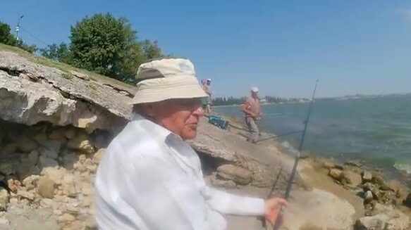 Раннее утро на пирсе таганрогского порта, где тарань и плотва идут первыми