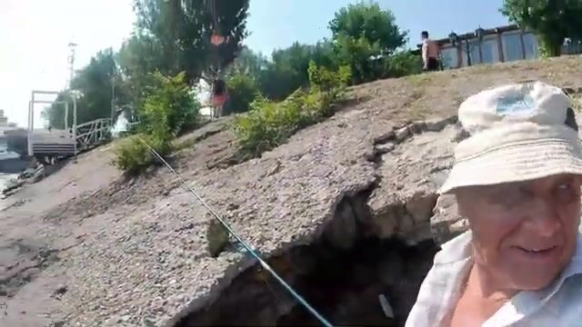 Раннее утро на пирсе таганрогского порта, где тарань и плотва идут первыми