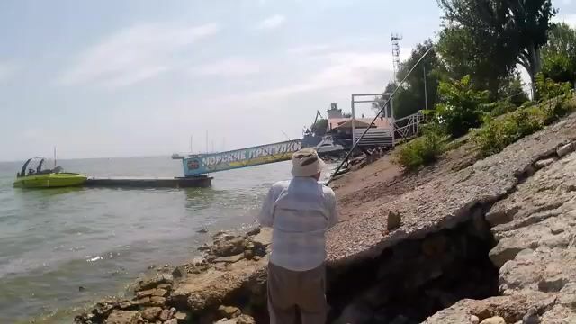 Раннее утро на пирсе таганрогского порта, где тарань и плотва идут первыми
