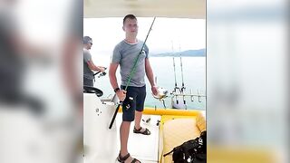 Дети ловят первую рыбу, пока катер держит курс на Адлер