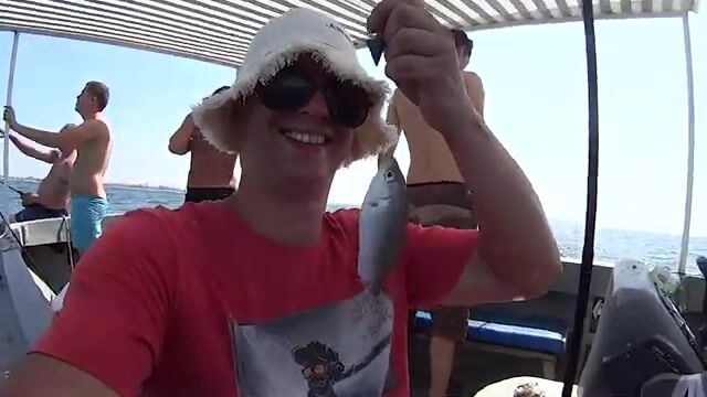 Между двух бун у турбазы ловится вечерняя ставрида в Витязево
