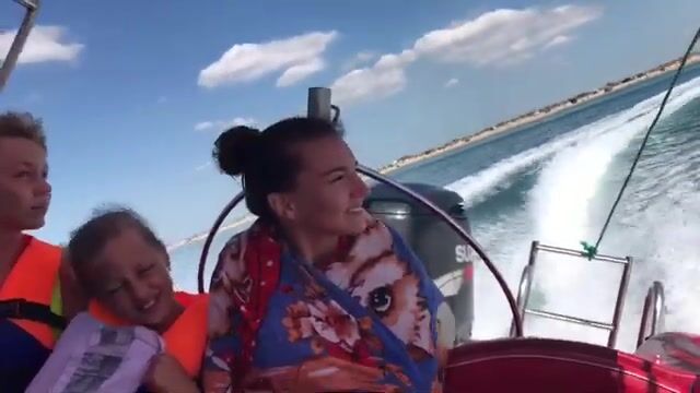 Как медузы едва не сорвали катерную прогулку у Витязева